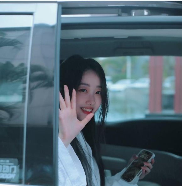 蒋梦婕浪姐6穿浴袍上班，为了造型保密姐姐直接浴袍上阵，清新脱俗的气质拿捏了。