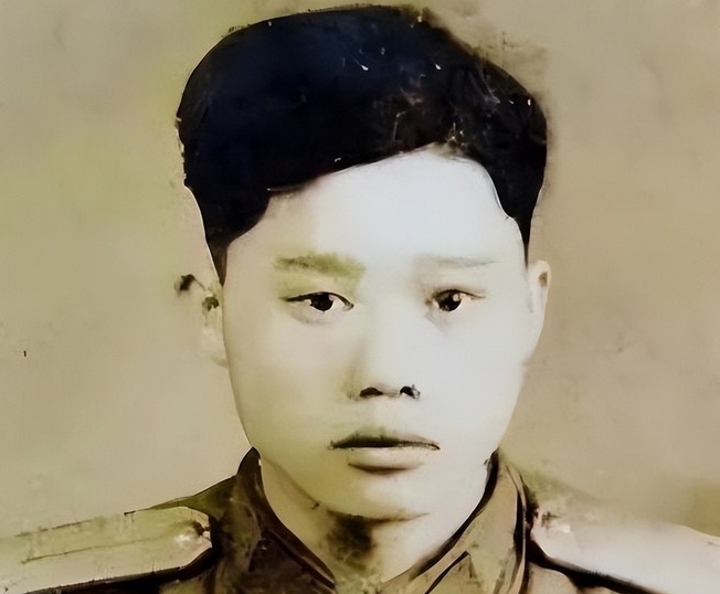 1951年1月28日，志愿军战士潘天炎因为生理需要去附近的草丛解决，却意外发现阵