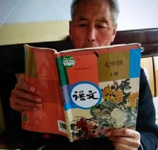 某中学老师50岁了，中级职称九级岗位，岗位工资2300多块钱，和他年龄相仿的一位