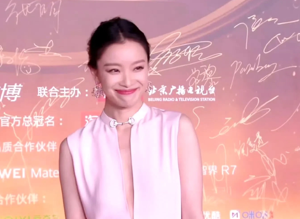 倪妮红毯，美是美，但这个身材…和她的师妹周冬雨一样，明明是一件深v，穿出来前后都