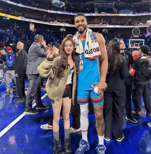 塔图姆艳福不浅啊

库里拿到全明星MVP，塔图姆心痛不已，煮熟的鸭子飞了。不过场