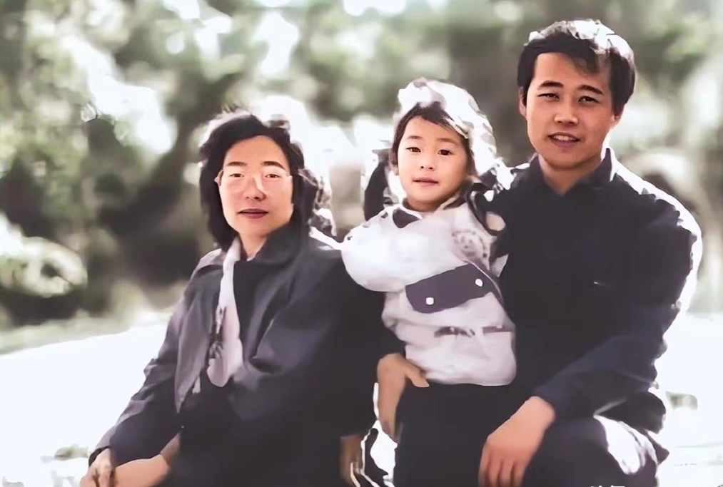 年轻时的王石与前妻以及女儿的珍贵合照。镜头下的王石头发浓密，五官深邃，面容俊秀，