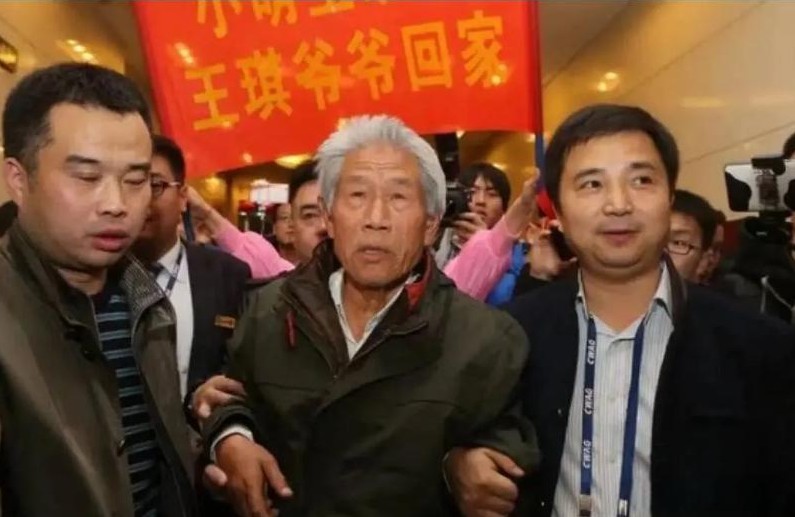天呐！他竟然是个逃兵？一个老头在印度待了54年，突然要回国，结果网上炸开了锅！一