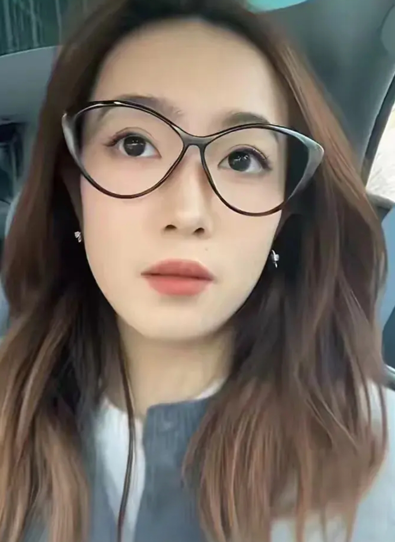 王星女友近照曝光后
很多男性明星酸了
王星一个十八线明星
不仅能找到如此貌美聪明