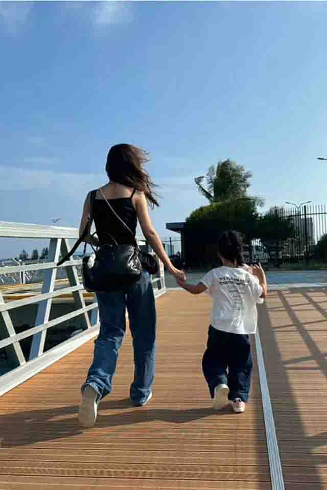 陈赫晒妻子女儿背影。有一说一，更期待他晒五哈的背影。节目从年前预约到现在，还没上