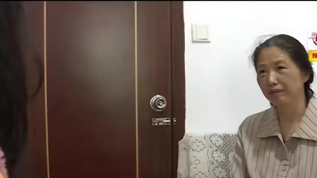 积攒多年的情绪在父亲离世后轰然爆发，毅然决然的将继母赶出家门