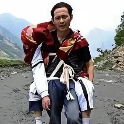 “不用看了，他已经死了。”2008年汶川地震中，一位父亲背着高大的儿子，徒步25