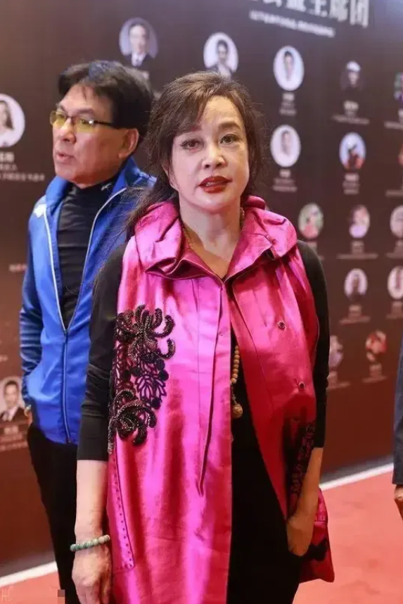 假如刘晓庆没有绯闻，没有整容，没有负面新闻，就凭她曾经的容颜和表演才华，如今，她