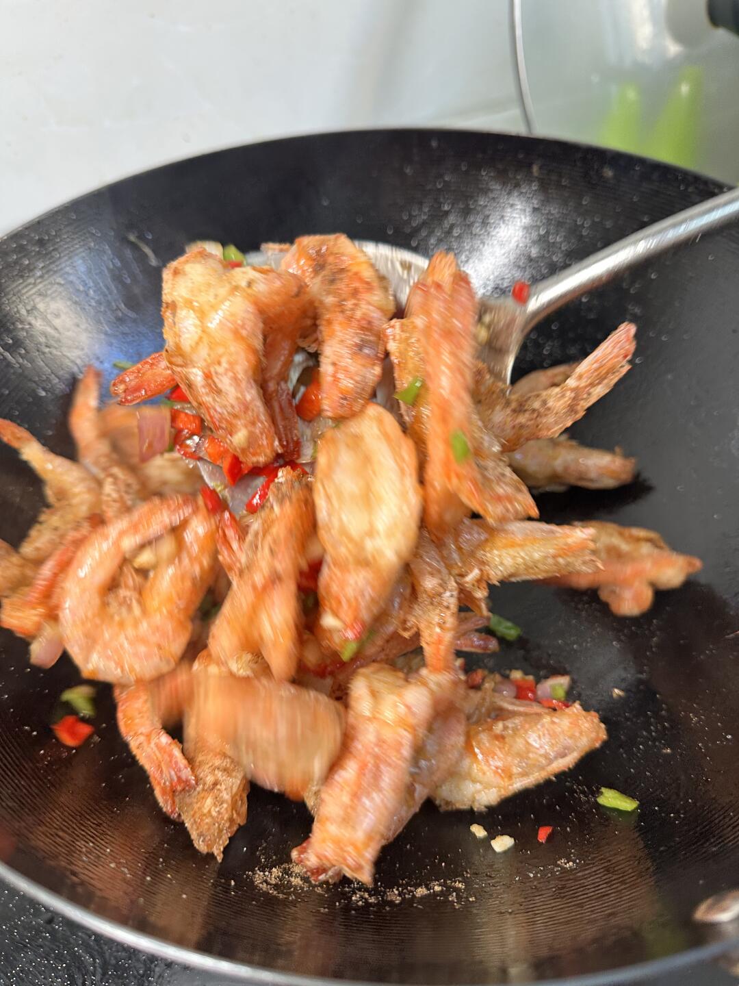 一个人带宝宝，最近还感冒了，没力气烧饭，中午代烧几个菜，晚上她也不用烧了。还有一