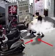 女子下蹲露迷人翘臀，身后陌生男忙脱裤发泄，不明液体喷洒全身 一名女子下班回家，在