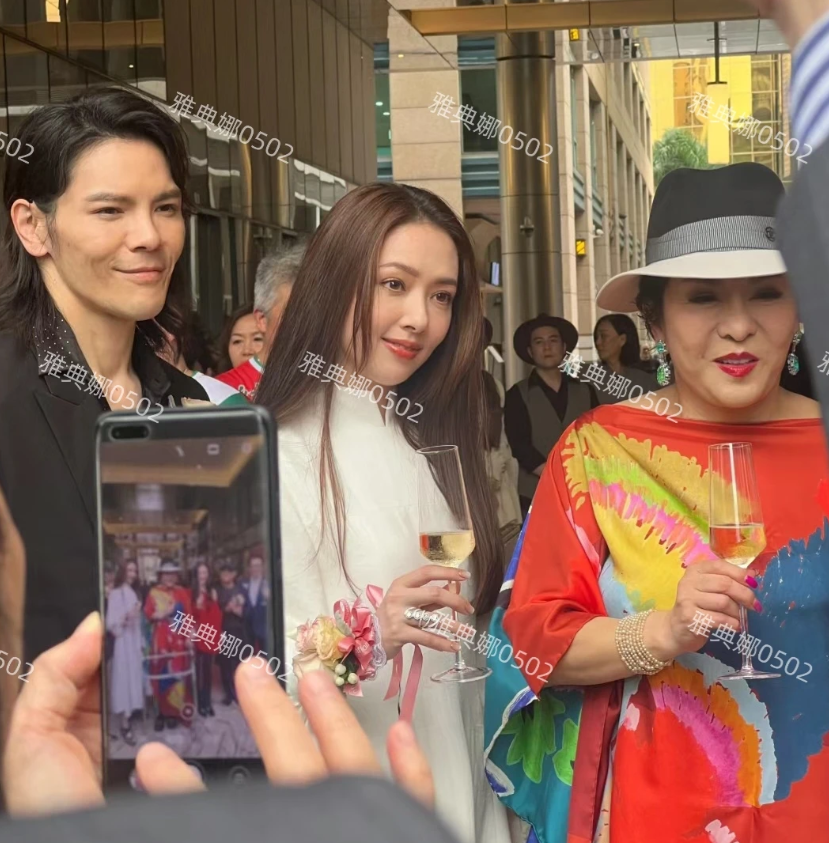 郭碧婷本人太漂亮了，又美又仙儿，怪不得婆婆那么喜欢她。
向太的生活馆在澳门开幕了