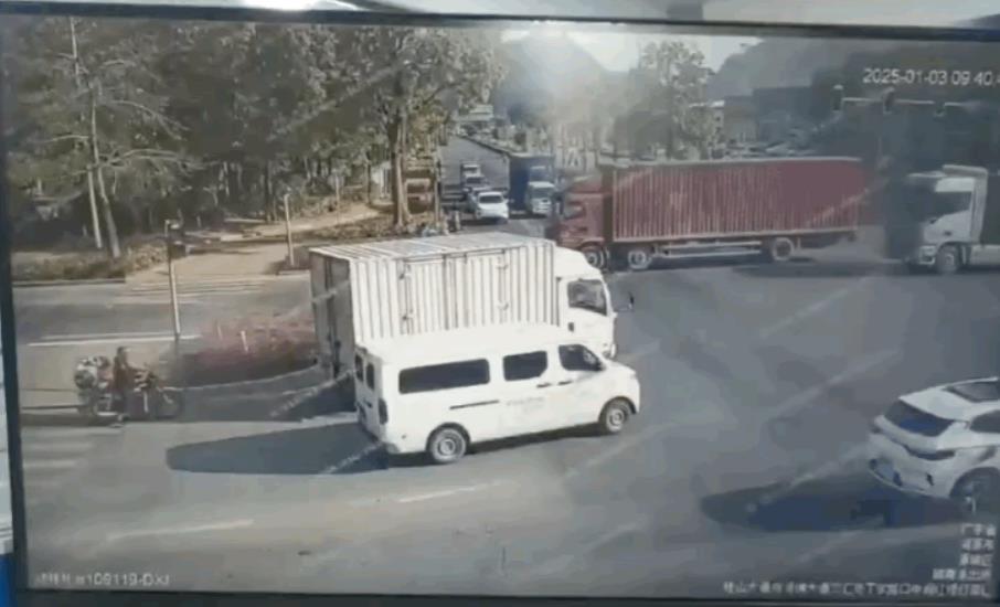 不敢想象，这个女车主当时得有多崩溃
河源车祸这个细节让所有人泪目
在车撞到大货车