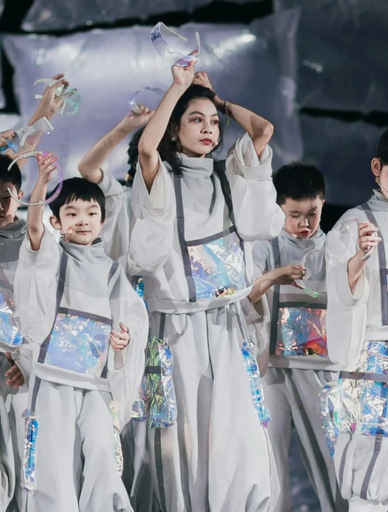 刘烨的女儿霓娜简直是最美混血星二代！一头自然卷的黑长发，眉眼深邃、鼻梁高挺，气质