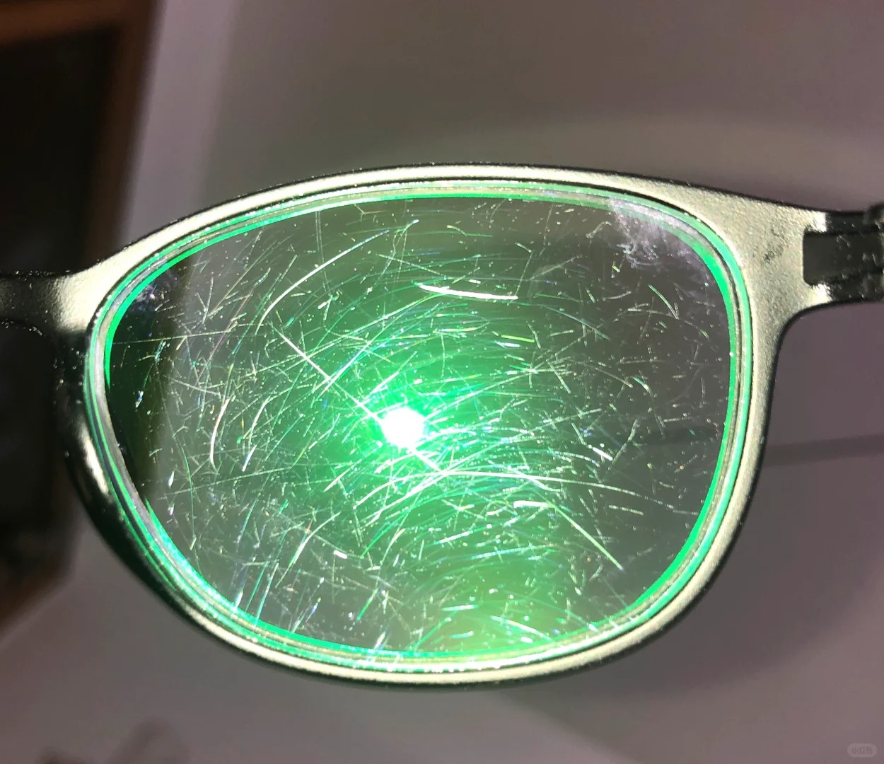 眼镜不要用卫生纸擦呀！！！
谁眼镜戴了不到一年划成这样啊
擦干净了看东西跟没擦似