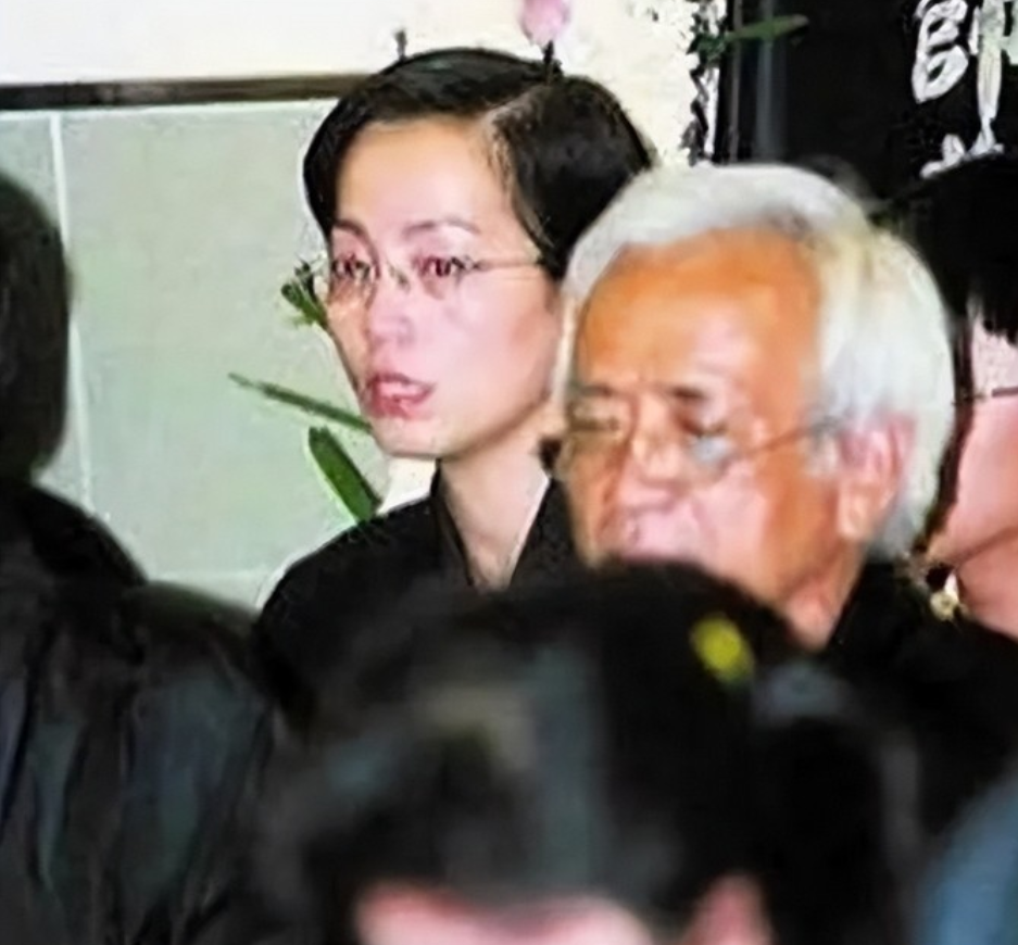 1996年，苑琼丹三次恳求林正英结婚，但林正英坚决不娶她。结果林正英去世后，给她
