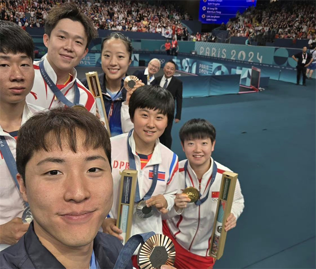 巴黎奥运会乒乓球混双颁奖仪式上，朝鲜亚军组合和韩国队只是拍了下手。
后来孙颖莎主