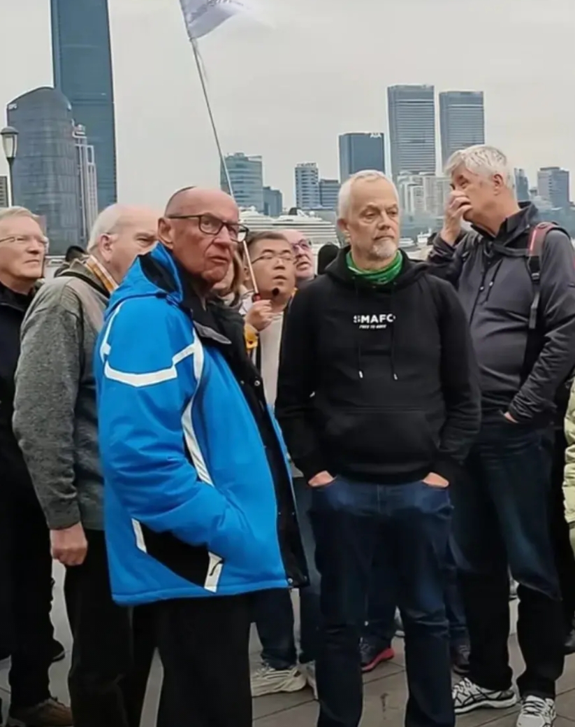 老外千里飘飘的来到中国旅游，但是看表情为什么如此凝重？如此严肃？为何看不到一点高