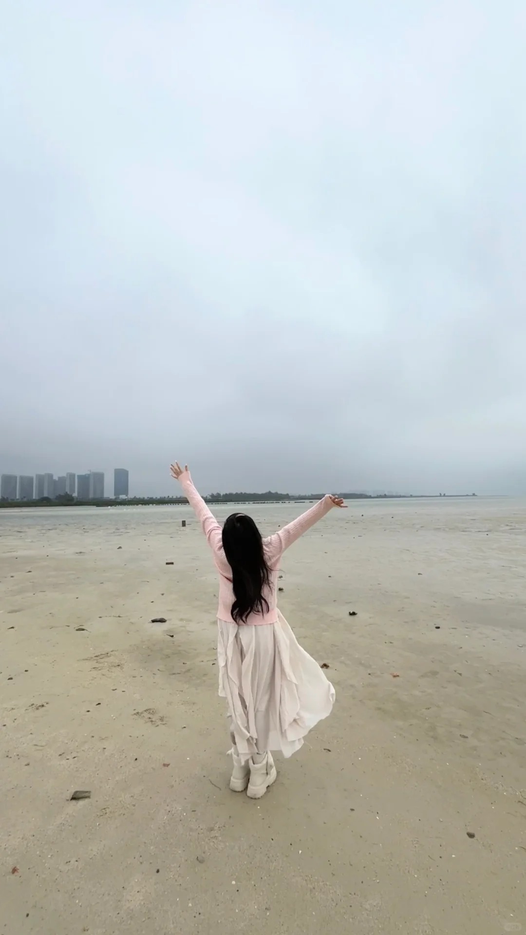 能帮我p一片海吗？
去的时候退潮了，天气不好灰蒙蒙的，想要氛围感一点