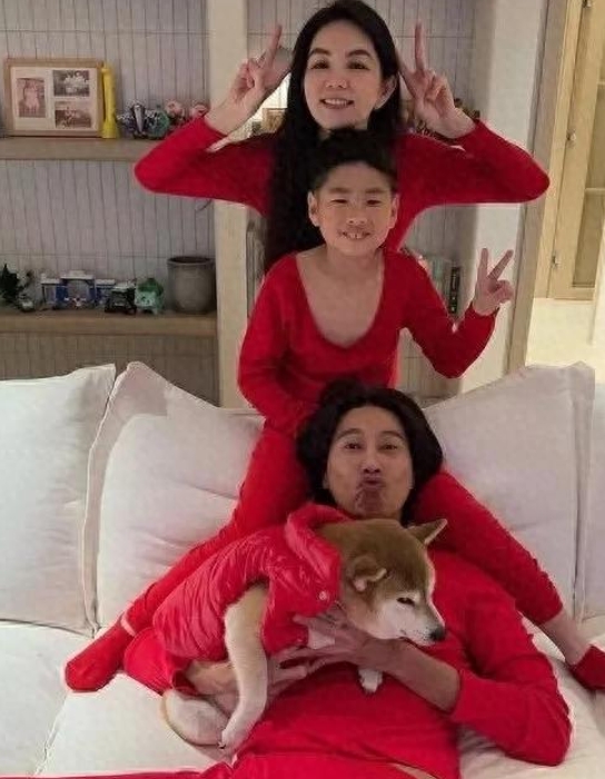 快来围观 Ella 晒出的新年合照！照片里，一家三口齐刷刷穿上大红色秋衣秋裤，那