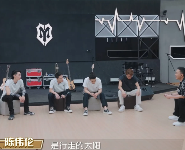 陈伟伦问吴建豪:“现在都说吴建豪哥是行走的太阳，属于甜酷挂的哥哥，你觉得呢？”