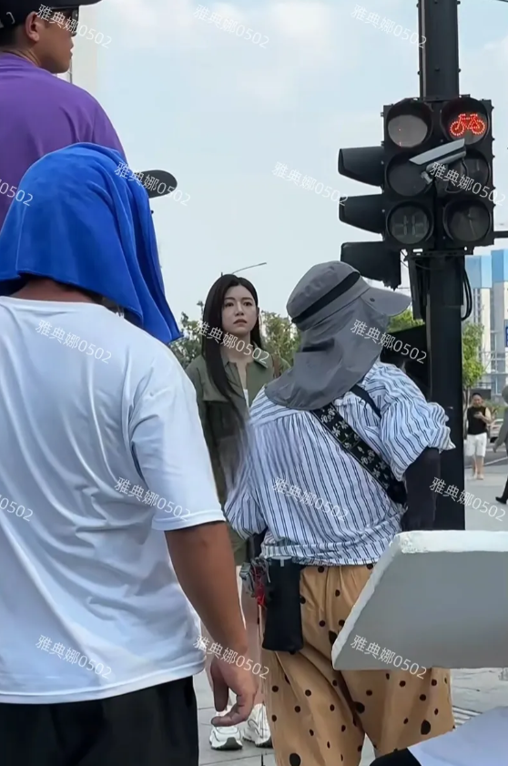 陈妍希并没有网上吹得那么年轻漂亮，本人个子不高，法令纹很重 眼角嘴角都是向下的，