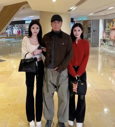 曾经扬言要开32场演唱会的内地男歌手杨坤，而如今销声匿迹了，可谓是一场神话的破灭