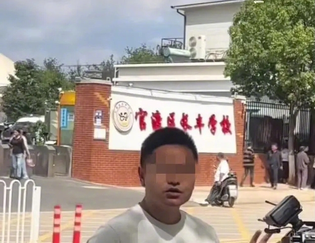 学校食堂的菜可以难吃，毕竟厨师的水平有高有低，但绝对不应该用变质的食材。如果真的
