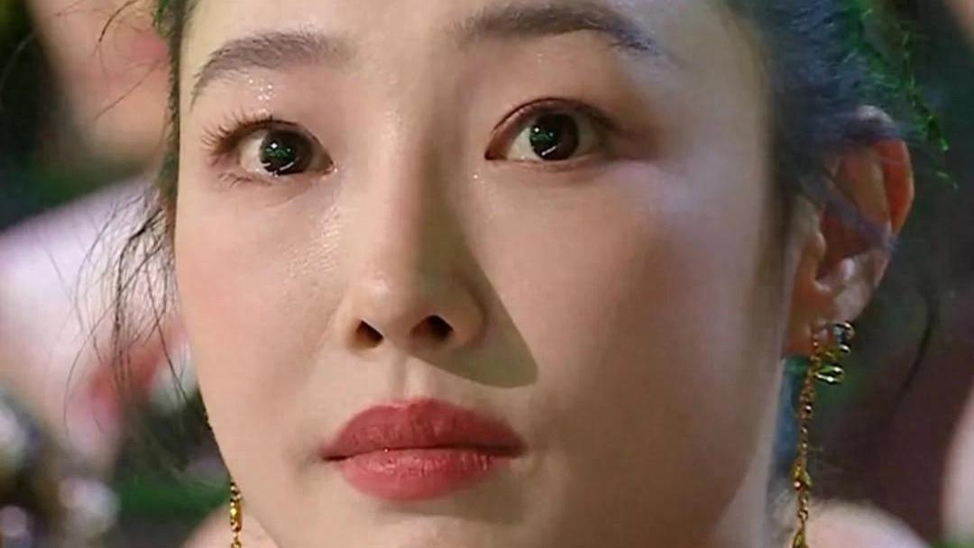 星光大赏明星怼脸图：景甜牛奶肌惊艳，林允好美，杨超越妆容拉胯