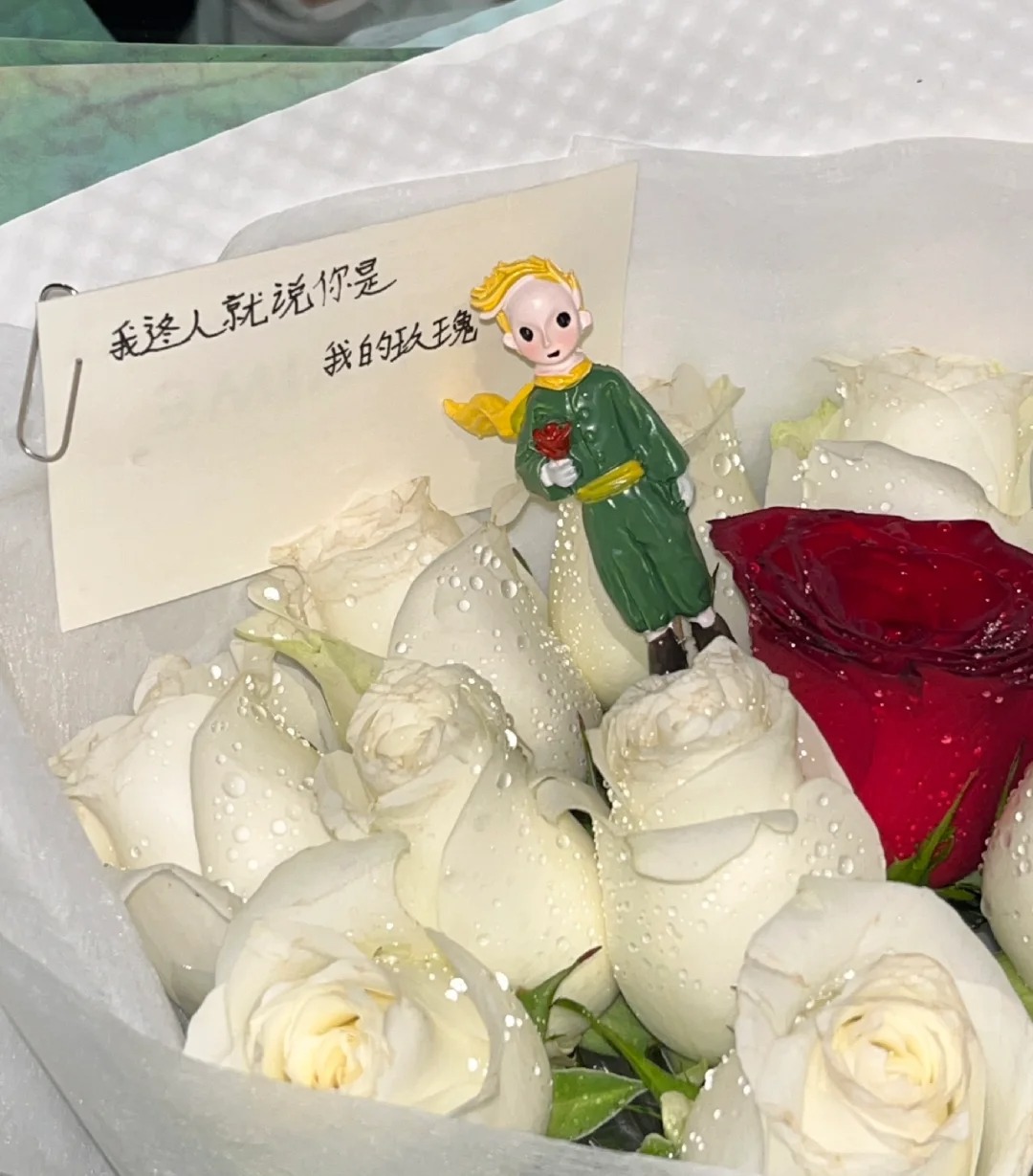 舍友收到的花我也是醉了
能错那么多字也是服了老板够自信大胆的，不确定也敢写，你还