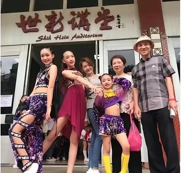 许雅钧这一家子真是个谜
都说他的父母很厉害
母亲黄秀真是知名律师
有自己的律师事