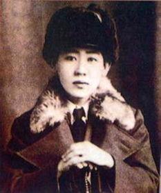 沈醉和廖华平去看川岛芳子。沈醉问她：“晚上睡得怎么样？”刚说完，她的眼眶就红了，
