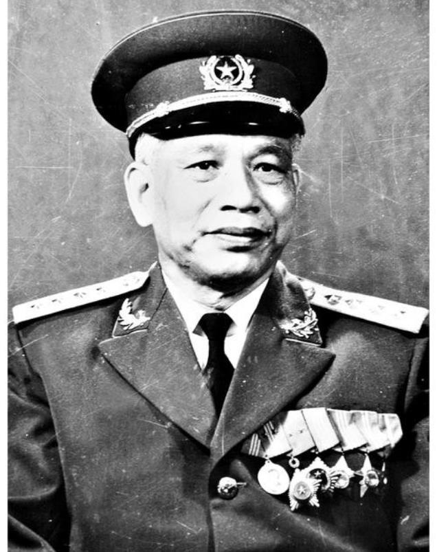1978年，越南大将文进勇率领20万大军闪击柬埔寨，并且迅速占领首都金边，气焰嚣