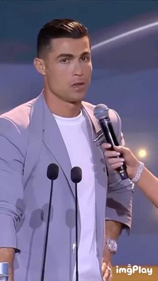 C罗：现在的小年轻，连身材都比不过我！！
昨晚的环球足球颁奖现场，C罗兴致高昂，