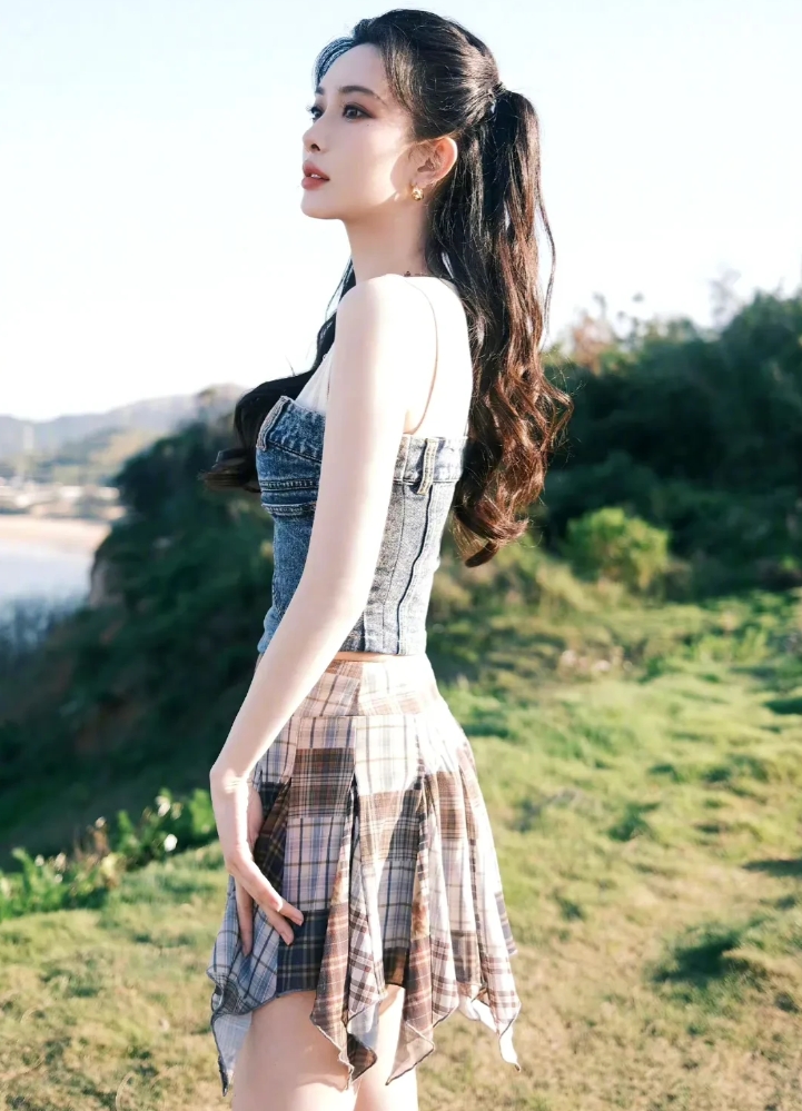 
孟子义这也太瘦了吧，这腰感觉太细了，明星的身材管理做的真不错。