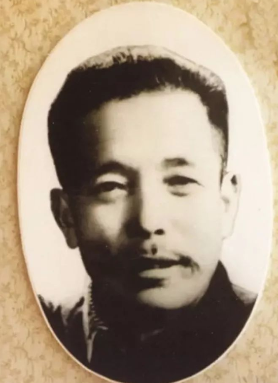 1955年，一个跑江湖的大哥故意让毒蛇咬自己的舌头，等蛇毒放完了，他直接咬掉了蛇