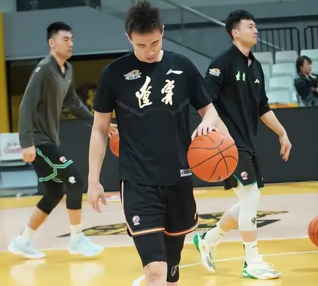 上午10点直击辽篮踩场！5大伤员生龙活虎，猛练三分兵强马壮出战
备受瞩目的辽宁本