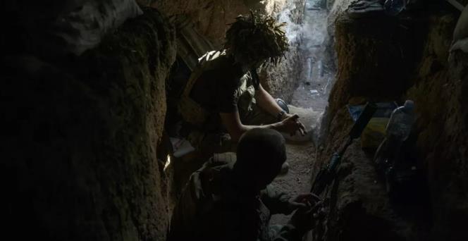 乌克兰发生诡异的事情，将近800名乌军士兵在赫尔松地区第聂伯河左岸的克伦基村“正