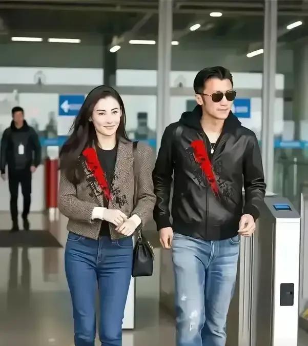 有一次，张柏芝坐飞机延误了，可她偏偏手机也没电了！
见面后，吓坏了的谢霆锋抱着妻