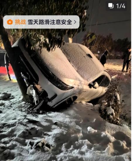 雪天路面结冰打滑，问界M7侧滑上树，车头轻微刮伤，车主毫发无损！
真是印证了余承