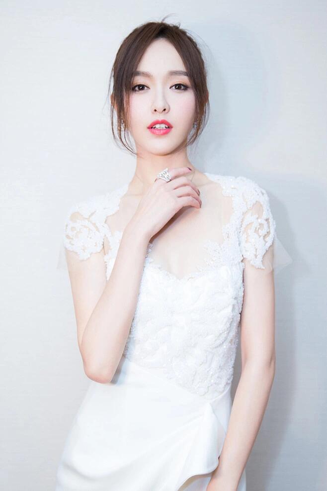 唐嫣遭妆造团队坑骗，高仿礼服成笑柄