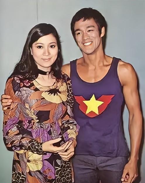 1973年，已婚的李小龙死在艳星丁佩的床上，众人纷纷指责丁佩:“你是怎么害死李小