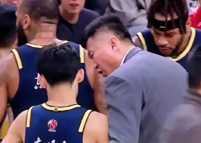 看得出来，杜峰今晚是一定要赢的，徐杰又打满了上半场。
上一场惨败给上海后，广东队