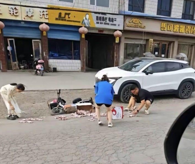 要不要去帮帮她们？！哈哈哈哈 [大笑][大笑][大笑][大笑][大笑]