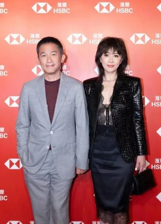 吃着碗里的看着锅里的，是很多有钱男人的共同特点，就连著名影星梁朝伟也是如此。
 