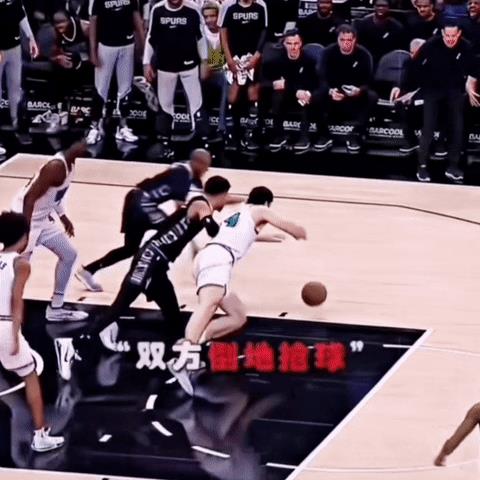 保罗又一经典场面，诠释什么叫浓缩的都是精华。
你真的不得不佩服他的临场反应能力，