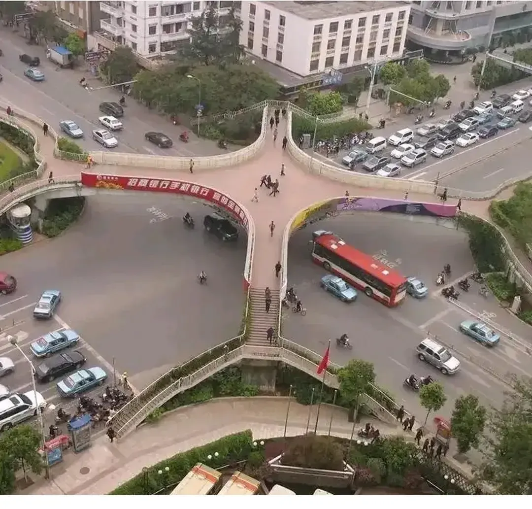 这种天才设计为什么现在看不到了？
我觉得设计非常科学，有效实现了人车分流，行人可
