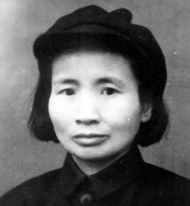 1933年，我党1同志不幸被捕。路上，假借上厕所之意，随手扔掉了手中的怀表。而此