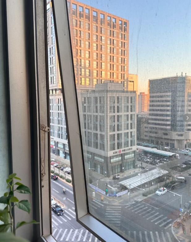 您到办公室的苐一件事很重要吗？

1.到办公室的苐一件事就是开窗通风，那么长时间