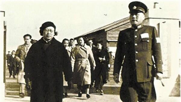 1938年春，国民党少将叶蓬求见陈诚，陈诚看了名片后，随手扔到纸篓，对副官说：“