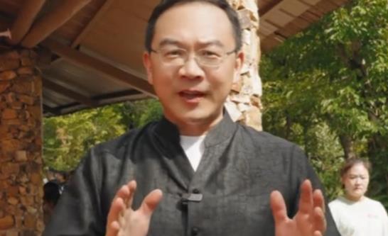 郎永淳曾是央视知名主持人，凭借专业形象深入人心。离开央视后，53岁的他中年发福。